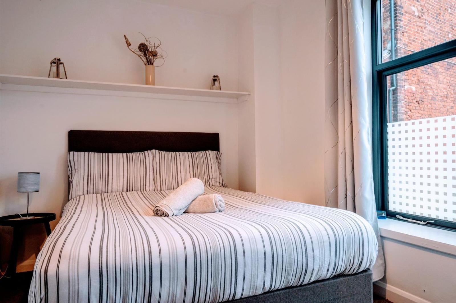 Contractor And Family Friendly Grade II Townhouse- 3 Bedrooms- Free Parking NWI Zewnętrze zdjęcie